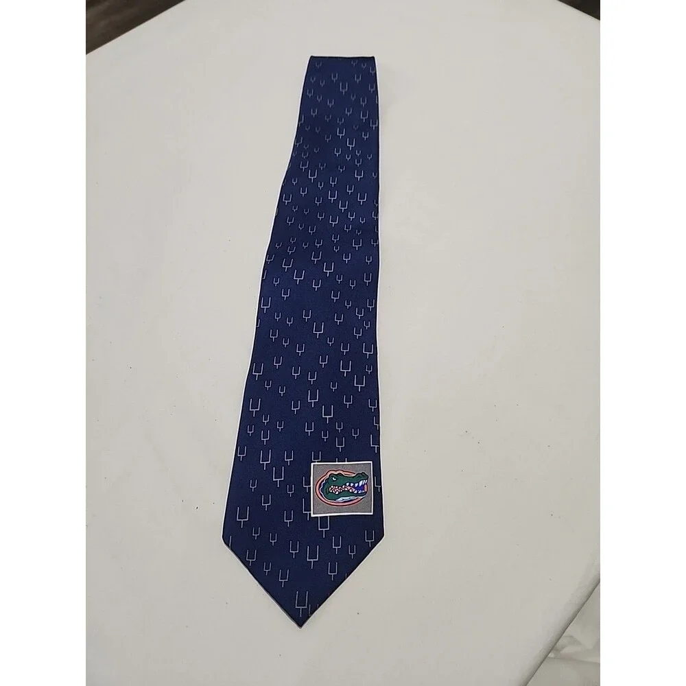 NWT The University Florida Gators FOOTBALL On A Brand New 100% Silk Neck Tie!